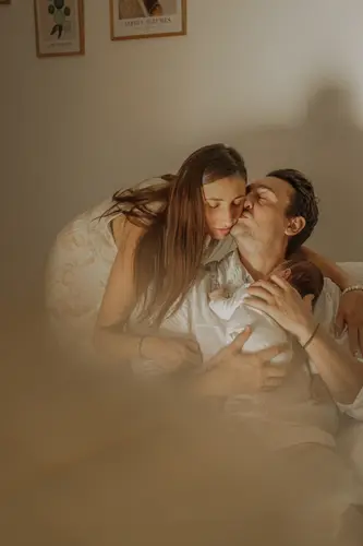 Gros plan sur les petits doigts d'un nouveau-né tenant le doigt de son parent.