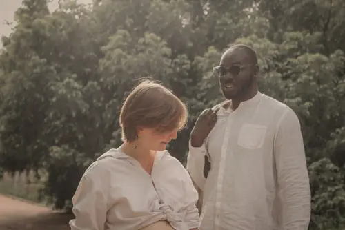 Jeune garçon courant joyeusement sur le sable au bord de l'océan.