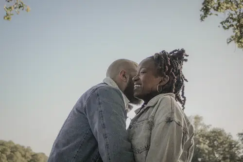 Deux alliances en or posées sur les pages d'un vieux livre.