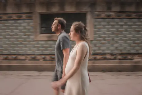 Gros plan sur les pieds d'un nouveau-né tenus dans les mains de ses parents.