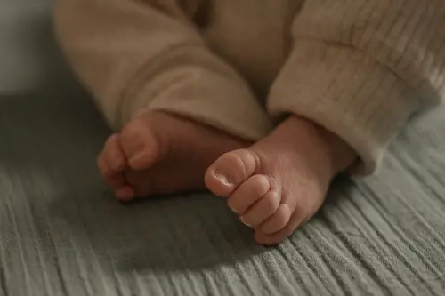Père tenant son jeune fils dans ses bras, se regardant avec tendresse.