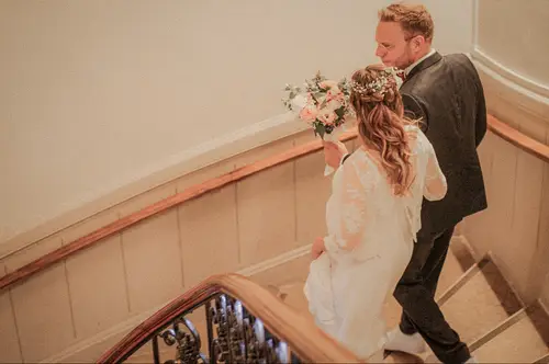 Gros plan sur les mains ridées d'un couple âgé, entrelacées.